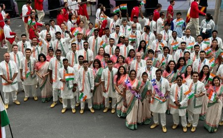 India plays ball at Paris