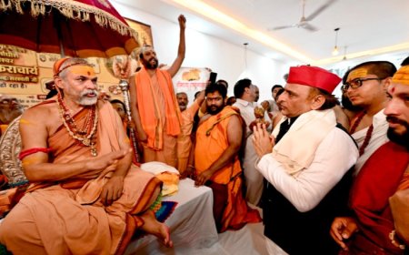 SP chief respectfully meets top seer