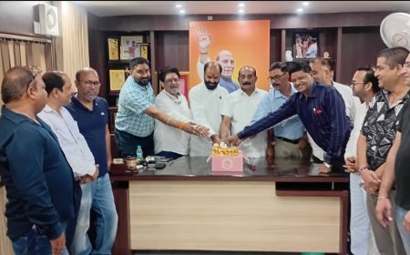 Traders Celebrate Defence Minister Rajnath Singh’s Birthday, Cut Cake in Lucknow