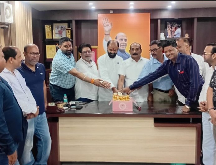 Traders Celebrate Defence Minister Rajnath Singh’s Birthday, Cut Cake in Lucknow