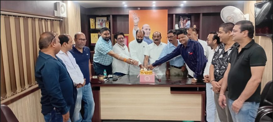 Traders Celebrate Defence Minister Rajnath Singh’s Birthday, Cut Cake in Lucknow