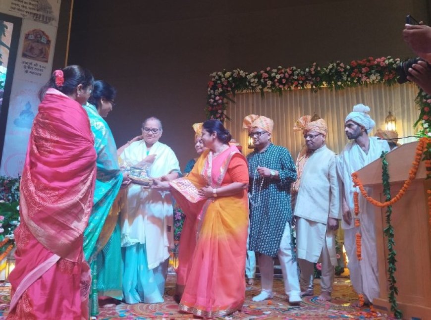 "Gurudev Tumko Sau-Sau Naman" Echoes at Indira Gandhi Pratishthan 
