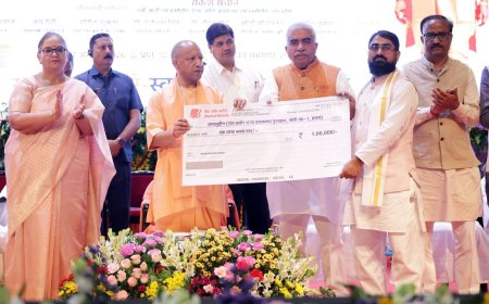 CM Yogi Adityanath Honors Weavers on National Handloom Day 2026, Distributes Aid and Signs Export MoUs