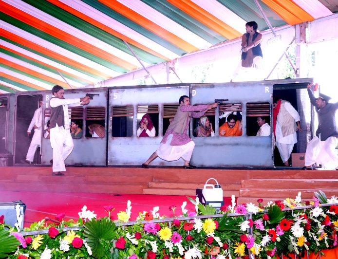Chief Minister witnesses theatrical presentation based on Kakori
