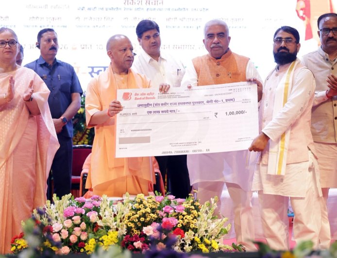 CM Yogi Adityanath Honors Weavers on National Handloom Day 2026, Distributes Aid and Signs Export MoUs