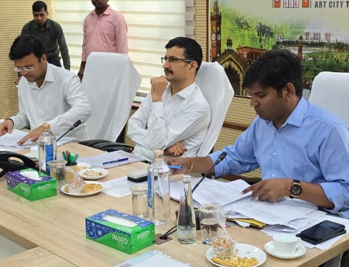 Lucknow Smart City Board Reviews Projects, Directs Handover of ITMS and Safe City to Police
